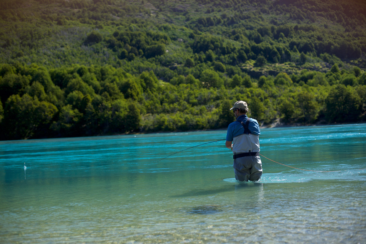 Pesca con mosca en la orilla del Río Baker